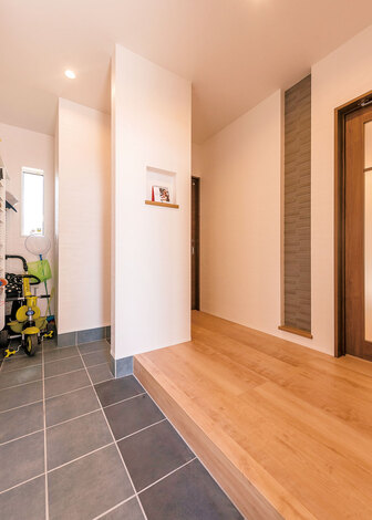 広い土間の奥には、たっぷりの収納スペース。外で使う荷物はここにまとめて