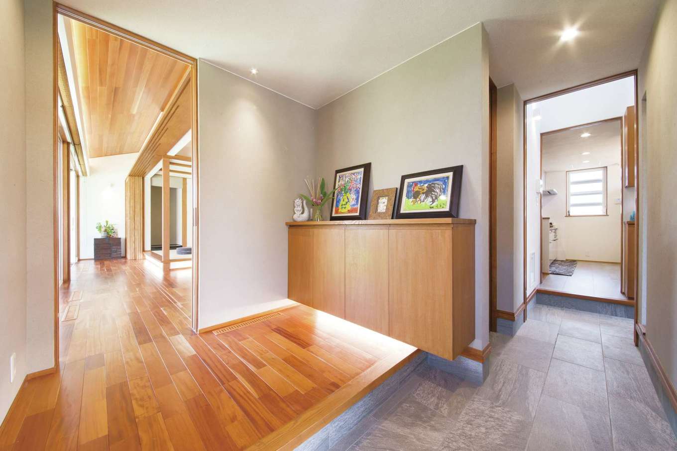 神谷綜合建設 カミヤの家【デザイン住宅、子育て、和風】玄関はキッチンへも直接行ける2way。勝手口から物干し場へと出られる奥さま思いの動線