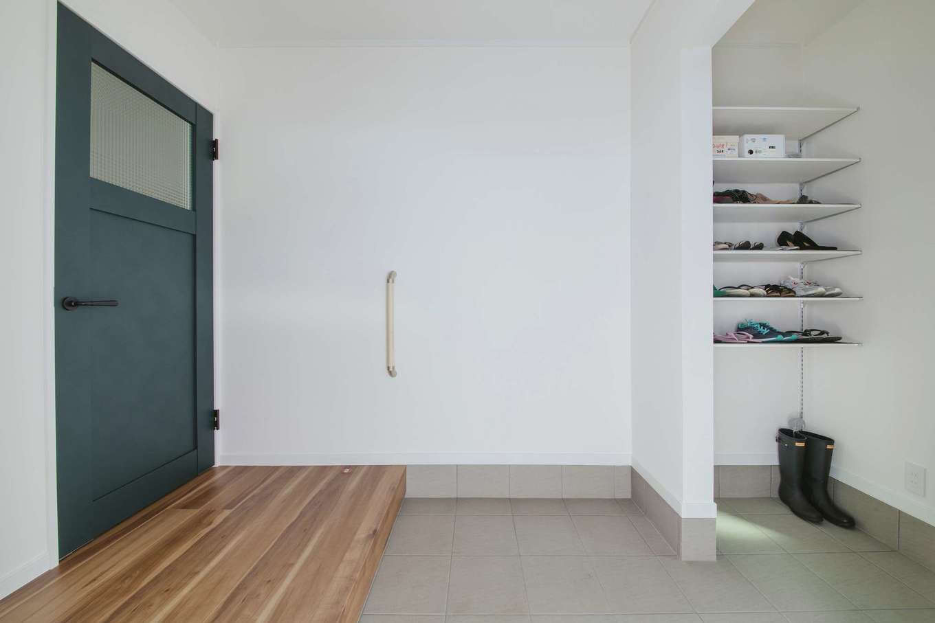 Yamaguchi Design 掛川店（アイフルホーム 掛川店）【デザイン住宅、間取り、平屋】シューズクローク付きの玄関はネイビーブルーのリビングドアがアクセント