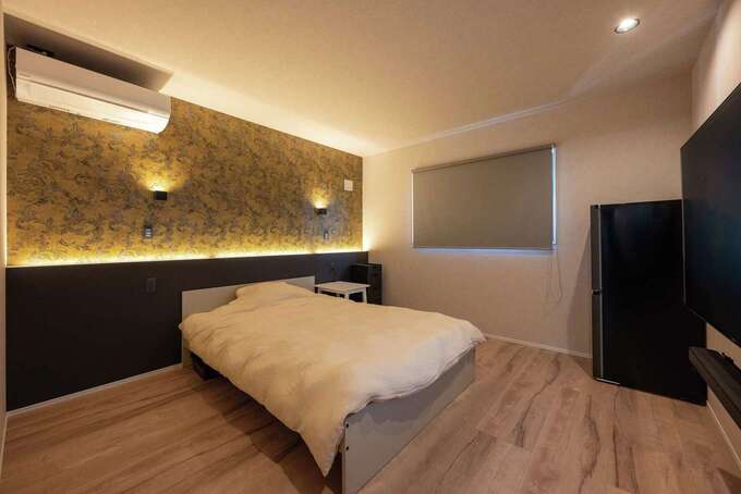 アクセントクロスと照明にこだわったラグジュアリーな主寝室