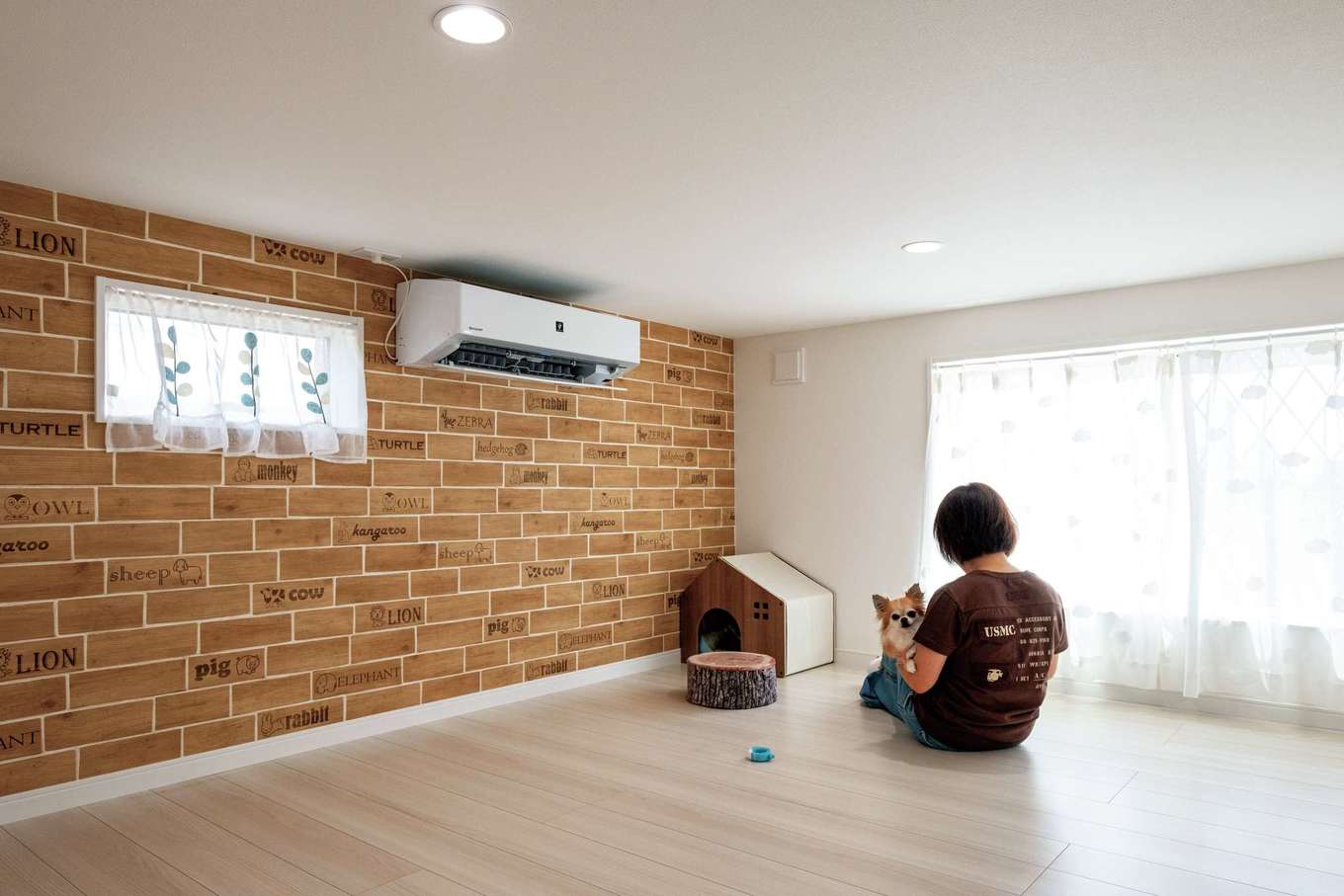 工藤建設【デザイン住宅、趣味、間取り】約8畳の広々ペットルーム。天井高は低めだが人も入れる高さで掃除や世話もスムーズ