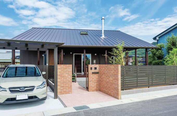 南側から見ると平屋のよう。深い軒は目隠しにも