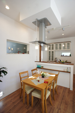 小野田産業～designers house project～【デザイン住宅、スキップフロア、インテリア】ダイニングの上にはおしゃれな換気扇。焼肉や鍋をした時に気になる臭いや煙をすべて吸ってくれる