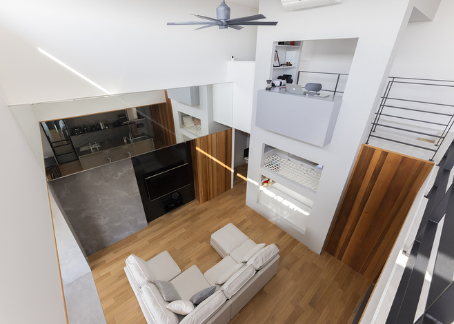 リビングのテレビの上部の壁は一面鏡張りに