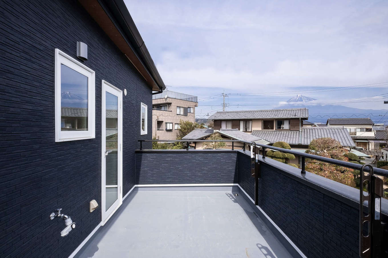 イデキョウホーム【デザイン住宅、省エネ、間取り】広々としたベランダは、家庭菜園やガーデニング、バーベキューなど多彩に楽しめる。洗濯物を干すスペースもたっぷり