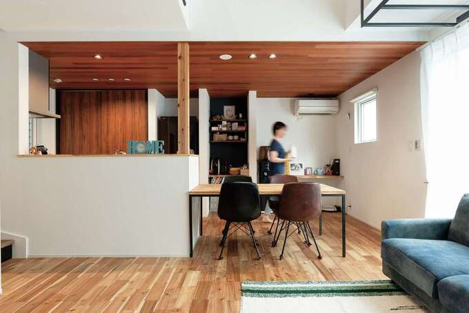 カフェコーナーのようなかわいいキッチンは奥さまの希望。鍼灸師・柔道整復師の資格を持つご主人のアドバイスで、身体に負担のない身長にあった高さのキッチンを選んだ