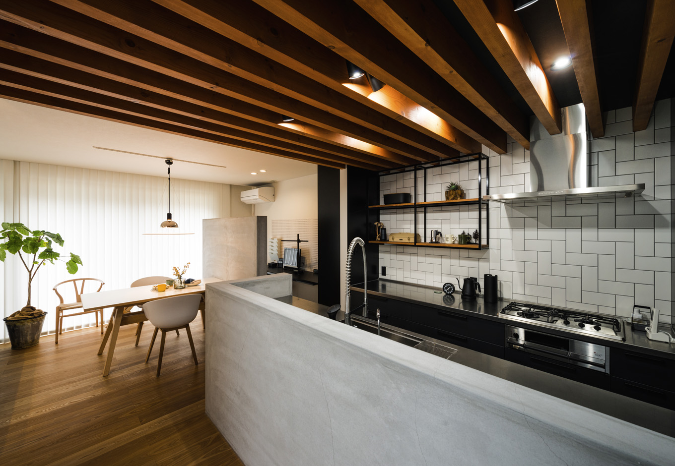 S.CONNECT（エスコネクト）【趣味、夫婦で暮らす、平屋】モルタルカウンター、キッチン、吊り棚はオーダーメイド。タイルの貼り方は海外メディアを参考にした