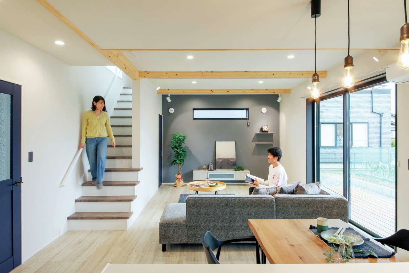 桜建築デザイン【デザイン住宅、子育て、間取り】SW工法による高気密・高断熱の性能によって年中快適さを保つLDK。太陽光発電も12kW搭載し、これから電気の時給自足や売電が期待される