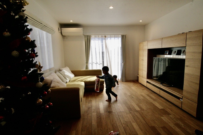 子どもたちは自分たちの部屋だけではなくリビングでものびのび遊べる空間を意識