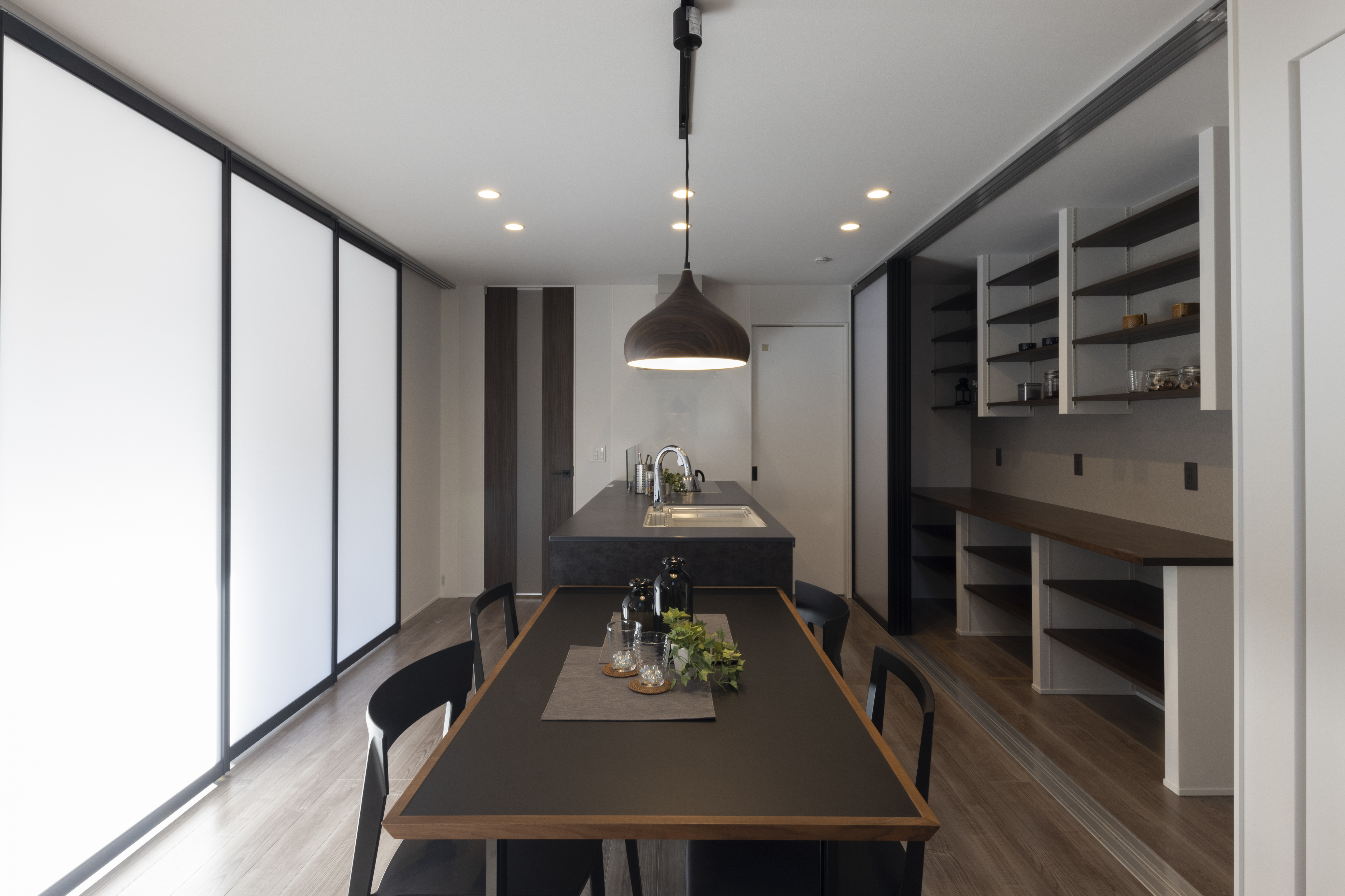 フェスティナ・レンテ｜モダンなデザインのダイニングスペース。落ち着いたトーンのインテリアと洗練された照明が、居心地の良い食事空間を演出している。