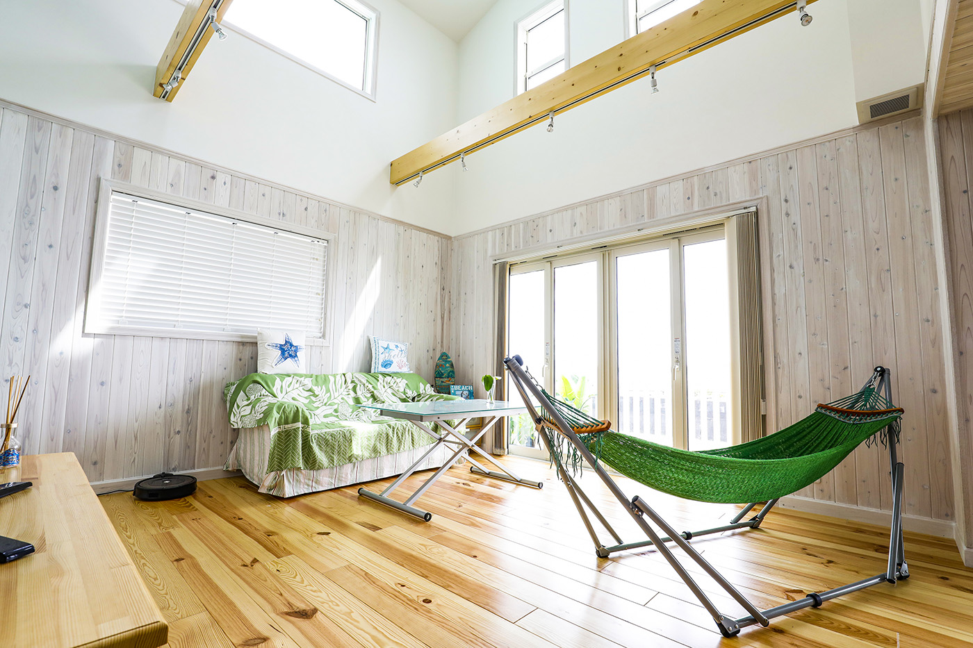 ジェネラルアメリカンホーム【デザイン住宅、趣味、ガレージ】フルオープン窓には雨戸シャッターを取り付けられないが、台風などを想定して設置できるように改良