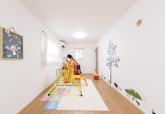 壁紙がかわいい子ども部屋。将来的には二部屋に