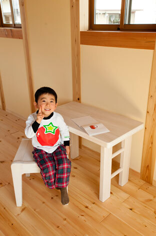 お子さんのために作った机と椅子。無垢材で作っているため、大きくなってからもずっと使える