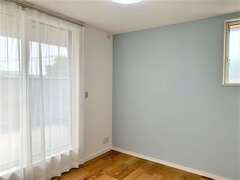 2階は3部屋、全室南向きでバルコニーに面している。アクセントクロスで各部屋に個性を演出