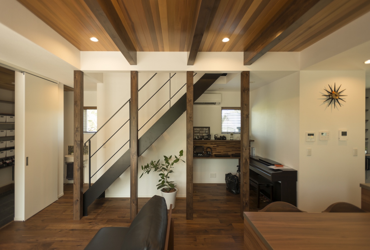 SEIEN ARCHITECT【デザイン住宅、趣味、建築家】建物をL字型と袖壁で構成することで、南西から北に抜ける風が家全体に通る