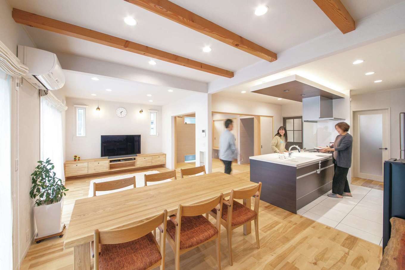 ほっと住まいる【自然素材、間取り、スキップフロア】和室と合わせると約30畳の大空間LDK。カバザクラの床とシラスの塗り壁に包まれた室内にきれいな空気が流れる。リビングとダイニングの天井高を変えて変化をつけた