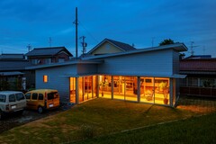 外観は堤防に向かってLの字で設計。大きな窓を並べ開放的な雰囲気に。