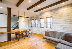 ナラの無垢の床と珪藻土の壁が織りなすリビング。ビンテージ感あふれる無垢板張りのアクセントウォールで、自然素材の空間を個性ゆたかに演出。木の香りと温もりが、家族の暮らしをやさしく包む