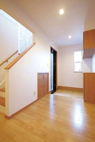 家の「顔」である玄関ホールはゆったり広々と。階段下収納も便利