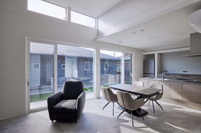 旗竿地でも光が差し込み、大開口が特徴のリビング。ハーフ吹抜けで空間に開放感をプラスし、明るく広々とした居心地の良い空間を実現。