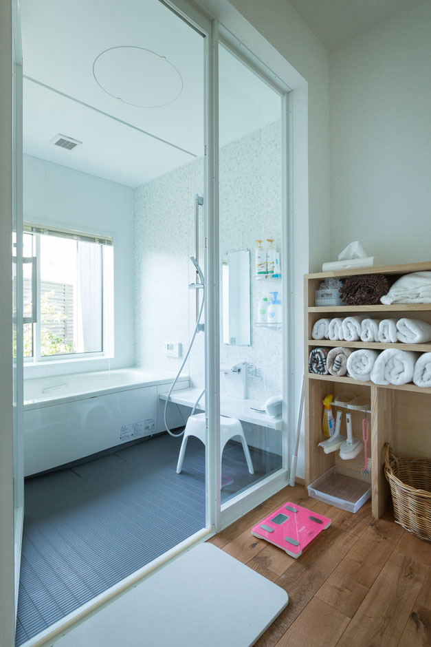 建築システム（狭小住宅専門店）【和風、夫婦で暮らす、平屋】入口も窓も透明ガラスでスケルトン空間。浴室の定番『狭い、暗い、ジメジメ』を根底から覆す設計だ