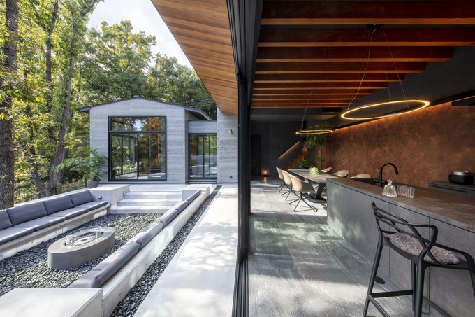 モダンなテラスに備えられたシーティングエリアとダイニングスペース。自然と調和し、屋外でも快適に過ごせるデザイン。外の空気を感じながら静かな時間を楽しむことができる。