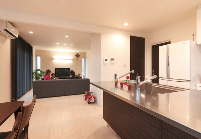 キッチンの南側はダイニングとなっており、家族と会話を交わしながら楽しく家事や料理ができる間取り。縦型や横型のスリット窓を設けることで、明るい光が差し込むリビングダイニングとなった