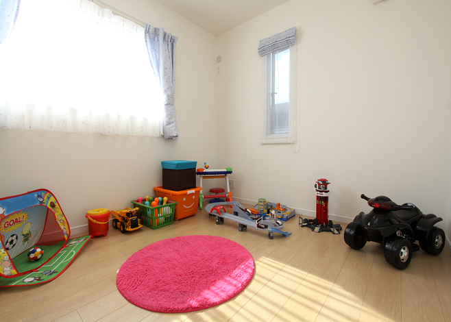 広くて明るい子ども部屋。内外どちらの遊びも自宅の敷地内で完結するのは安心