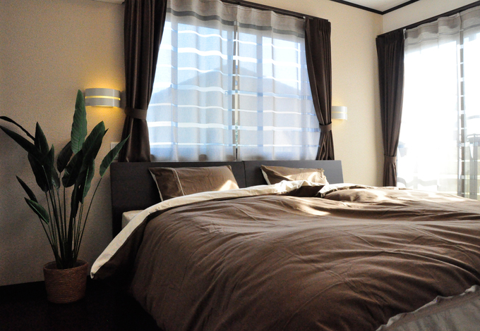 シックな色づかいの主寝室。ベーシックな色合いでまとまり、落ち着いた雰囲気を醸し出している