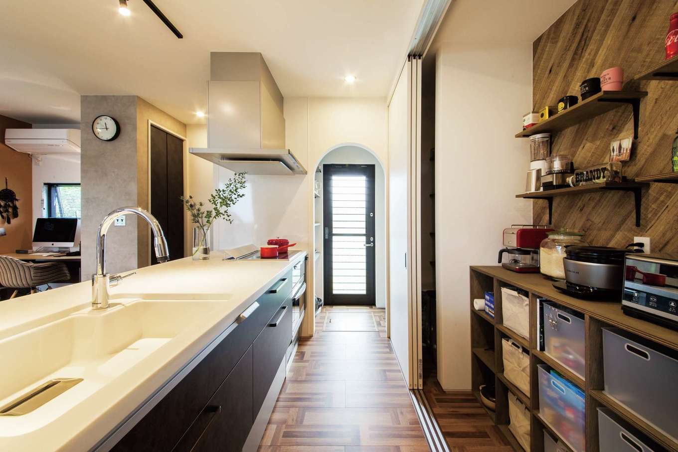 SEVEN HOUSE/セブンハウス【デザイン住宅、輸入住宅、インテリア】キッチン背面の見せる棚はすぐに隠すことも可能。R壁のウォークインパントリーなど収納豊富で、住空間はすっきり