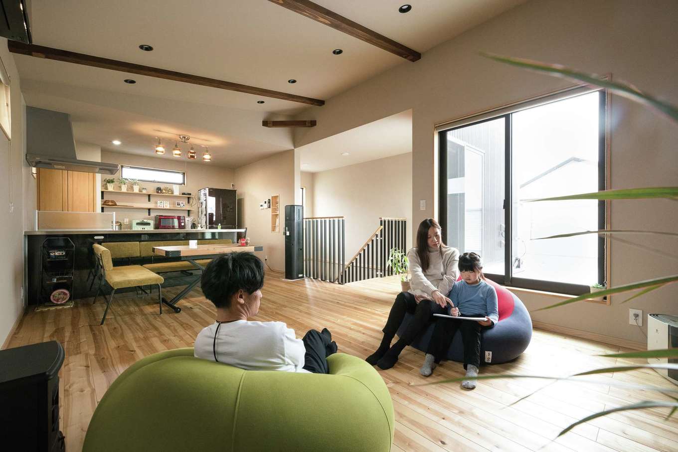 ワイズホーム【デザイン住宅、自然素材、省エネ】日当たりのいい南側には、土地よりも高い位置に道路があるため、当初からリビングは2階にと考えていた。おかげで、外からの視線を気にすることなく、くつろぎの時間を満喫できる空間に