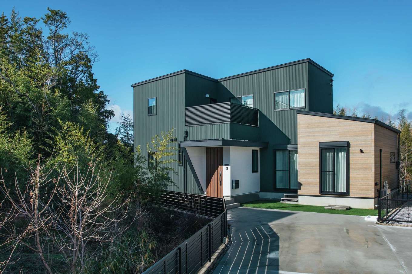 内田建設【デザイン住宅、子育て、間取り】モスグリーンのガルバリウムが印象的な外観