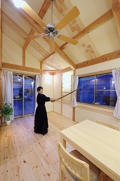 ご夫婦で竹刀の素振りができるほど広いリビング。奥さまの嫁入り箪笥に付いている大きな姿見を再利用して壁に設置する予定