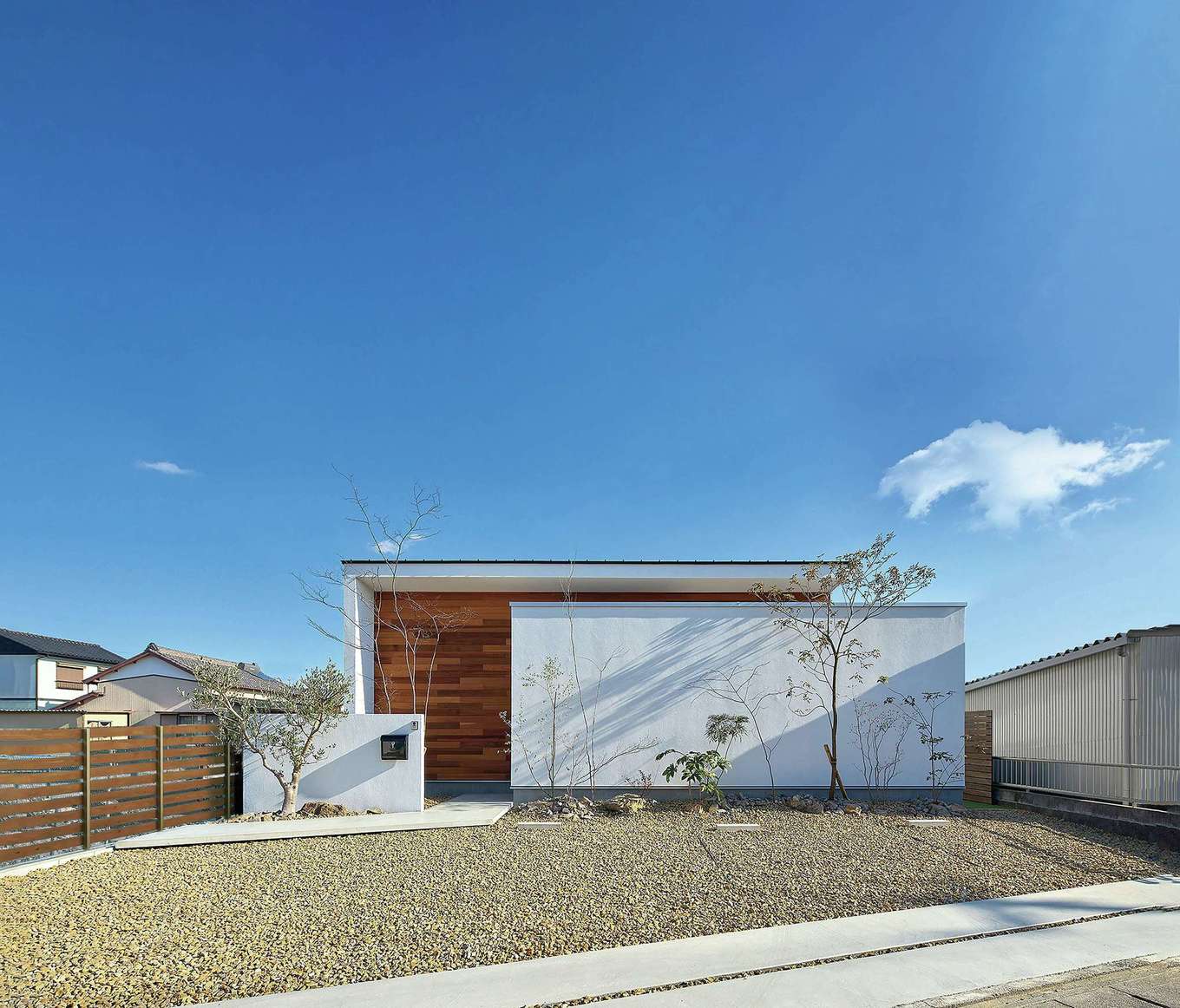 ARRCH アーチ【浜松市中央区半田町1207・モデルハウス】延床25坪の平屋の外観。塗り壁の白に玄関ポーチの板張りが映える