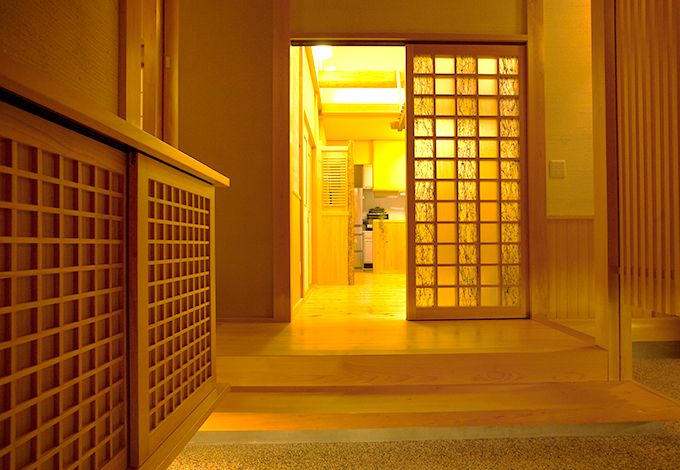 瀧口建設【和風、高級住宅、夫婦で暮らす】広い玄関ホールの上がり框（かまち）は無節のヒノキ　