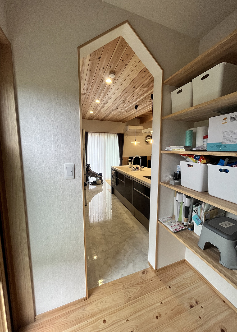 まつざわ建築【デザイン住宅、子育て、自然素材】キッチンの横に大容量のパントリーを設け、食材や日用品のストックをすっきり収納している