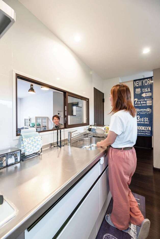 食べものが置いてあるキッチンに猫が入らないようにリビングとキッチンを分割。オープンキッチンに憧れていた奥さまのために窓をつけ、料理中も猫の様子を見られる