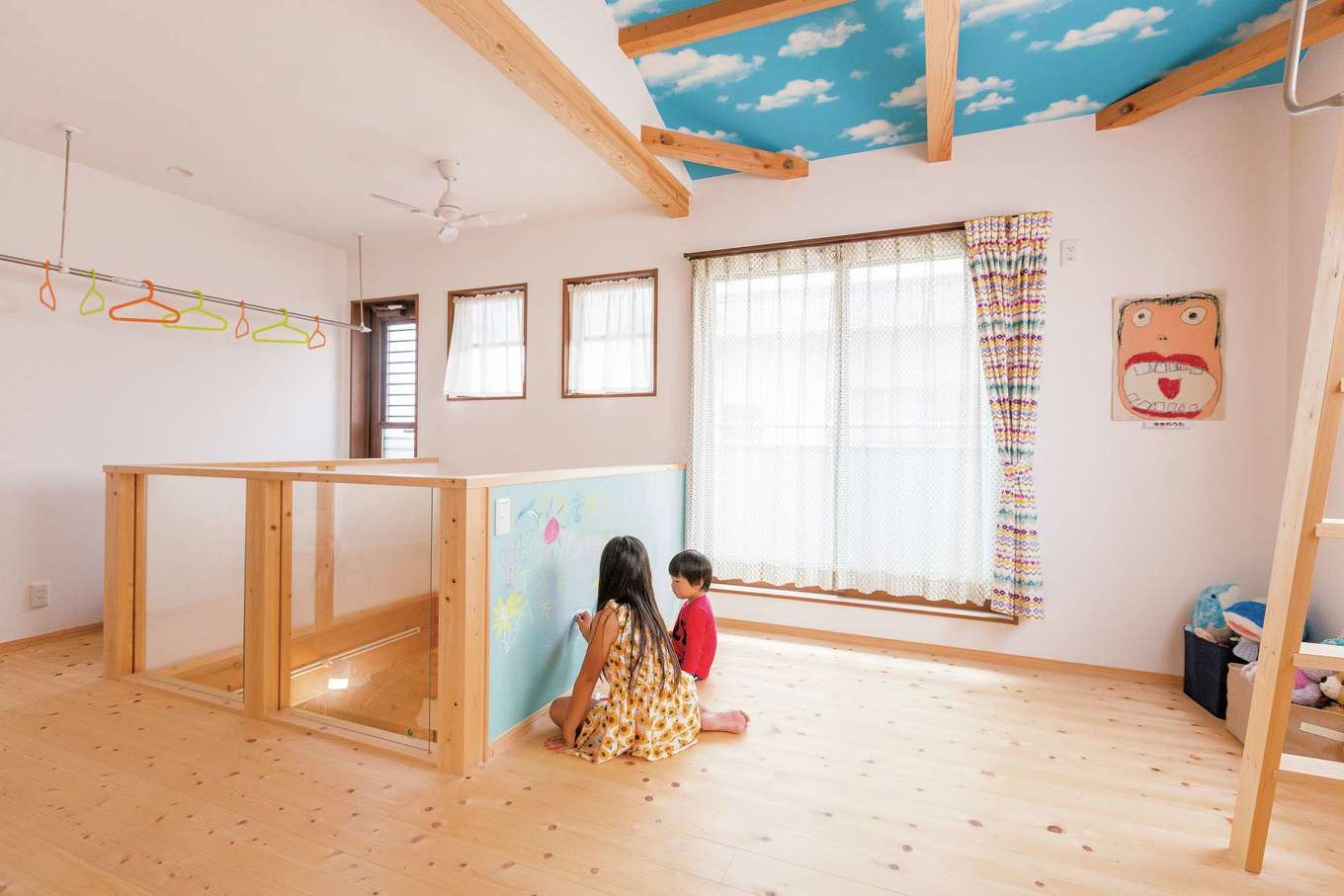 福工房【子育て、自然素材、間取り】将来的に吹き抜け部分も使えば2つの個室に。雨や花粉の季節は物干しスペースとして重宝する