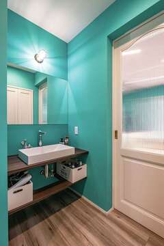 玄関とリビングの間に設けた造作の洗面コーナー。脱衣室と分けたことで、誰かが入浴中でも手洗いや歯磨きができて便利