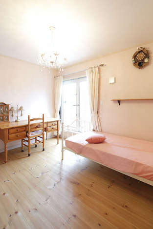 子ども部屋の机は祖母譲りのアンティーク。ろうそく型のアンティーク照明でかわいらしさを演出した