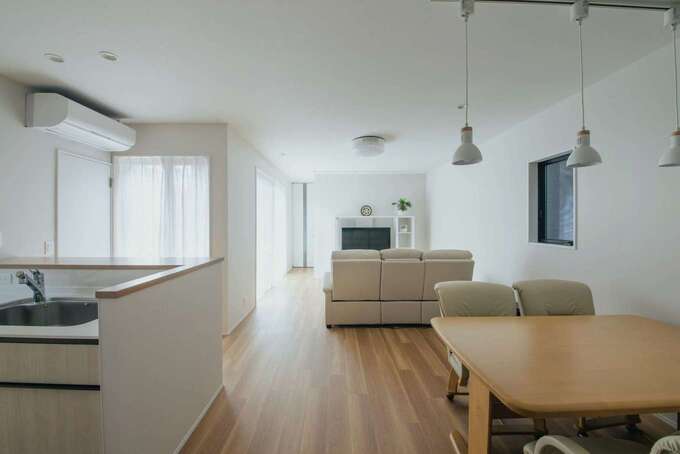 キッチンで料理しながら中庭が見える親世帯のLDK