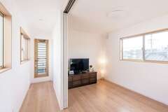 2階ホール兼プチリビング。可動式の壁で仕切れるので、来客の寝室としても利用できる