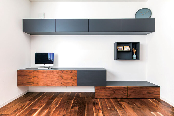 同社が得意とする造作の収納を壁一面に設えた。シンプルで美しく、心地よいアクセントにもなる