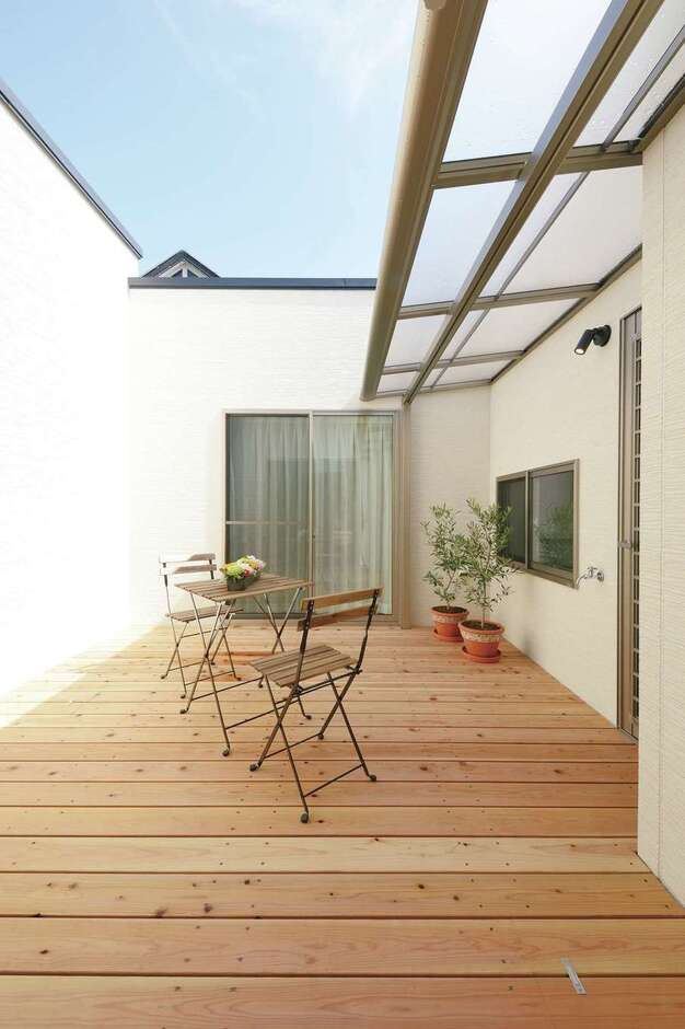 8畳の中庭は、視線を気にせずBBQをしたり、洗濯物を干したりユーティリティに使える。夜はライトアップされ、湯船に浸かりながらオリーブの木を眺める