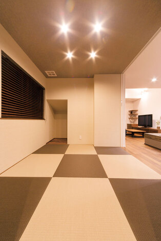 小上がりの和室。無垢の床の色に合わせて選んだ市松の畳を採用