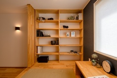 落ち着いた雰囲気の書斎スペース。スクワークができるよう、本棚と掘りこみにしたカウンターをつくりつけています。