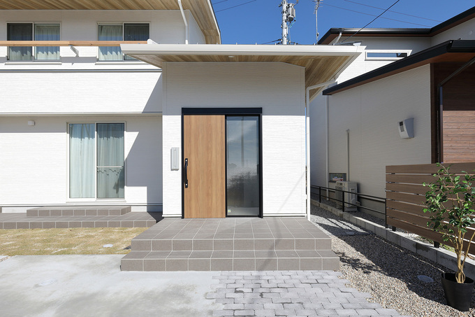 ホワイトをメインにしたシンプルな外観。汚れが付きにくくメンテナンスが簡単で、使い勝手の良い、タイルデッキを採用