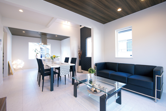 3方向の大きな窓に加え、吹き抜けからもたっぷりの光を招き入れる2階リビング