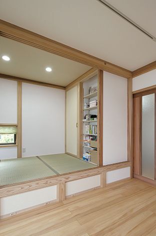 リビングに面したもう一つの畳コーナーは、襖を閉めると客室に変身。畳の下には収納スペースも用意