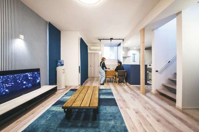 18.7畳のLDK。白を基調とした空間にネイビーが差し色に【くふう